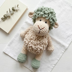 Puede incluir: Una taza de cerámica blanca con un asa negra y el texto "But First, Coffee" en negro, con una fuente de estilo manuscrito. La taza está sobre una superficie blanca.