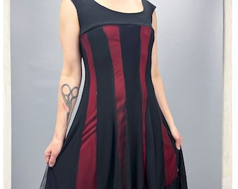 Robe rayée vintage | Robe fluide sans manches superposée rouge et noire des années 90 avec jupe évasée | Grande taille