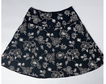 Vintage Circle Skirt | Y2K Black & White Floral Embroidery Print Knee Length Skirt | Size 2X