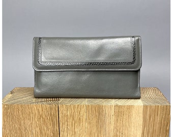 Portefeuille pour femme des années 80 | Pochette grise à rabat avec plusieurs espaces de rangement | Cuir avec détail peau de serpent | Buxton