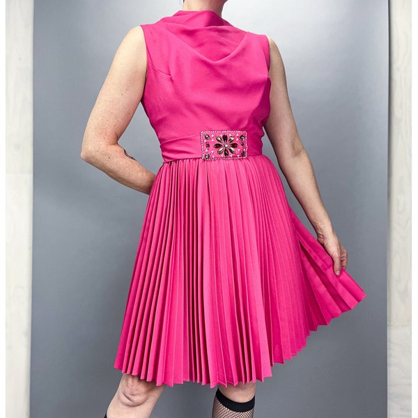 Robe de cocktail des années 60 | vintage - Robe rose fuchsia sans manches avec jupe plissée et ceinture ornée de bijoux | Taille très petite