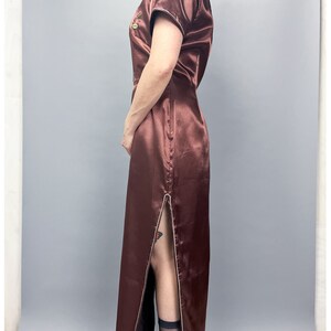 Robe brodée Cheongsam Robe vintage en satin marron des années 70 avec broderie canard Grande taille image 5