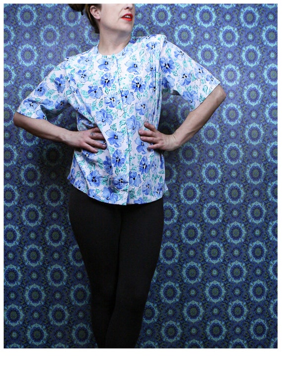 80's Bloemenblouse Vintage blauw &wit oma stijl korte mouw blouse Maat Medium Kleding Dameskleding Tops & T-shirts Blouses 