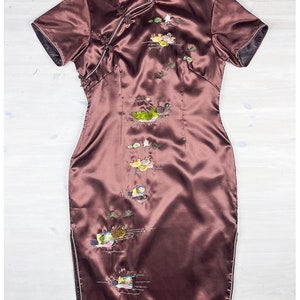 Robe brodée Cheongsam Robe vintage en satin marron des années 70 avec broderie canard Grande taille image 7