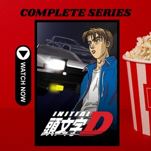 Pode incluir: Um cartaz de filme para a série de anime "Initial D" com um personagem de jaqueta azul e um carro. As palavras "COMPLETE SERIES" estão no topo. Um balde de pipoca está à direita. Um botão "WATCH NOW" está à esquerda.
