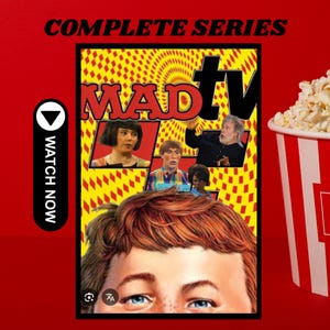 以下が含まれることがあります： MADtvのテレビ番組のプロモーション画像。番組のロゴとキャストメンバーが特徴です。「COMPLETE SERIES」の文字が上部にあります。右側にポップコーンのバケツがあり、左側に「WATCH NOW」ボタンがあります。