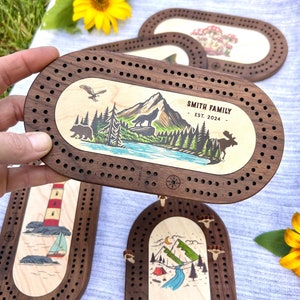 Deluxe Wildlife Mini Reise Cribbage Brett mit benutzerdefinierten Stiften / personalisierte Cribbage / Berge Leuchtturm Bärenzelt Cribbage / Taschenspiel