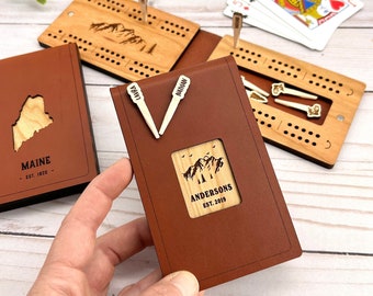 Planche de cribbage de voyage personnalisée et chevilles personnalisées, 2 joueurs, nom sur les chevilles, tous les modèles de jeu de cribbage, poche pliante en cuir et bois