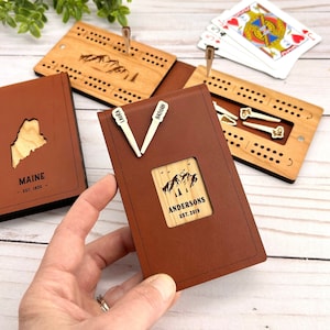 Planche de cribbage de voyage personnalisée et chevilles personnalisées, 2 joueurs, nom sur les chevilles, tous les modèles de jeu de cribbage, poche pliante en cuir et bois