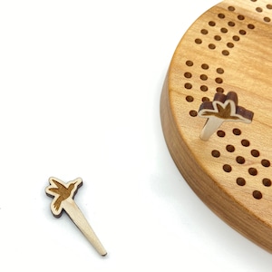 Clavijas de madera personalizadas para cribbage en forma de colibrí: juego de 2 clavijas