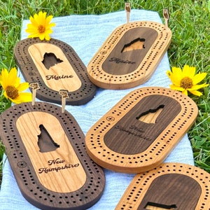 Mini planche de cribbage de l&#39;État américain : bois de noyer et d&#39;érable, chevilles personnalisées