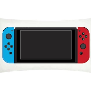 Puede incluir: Cojín rectangular blanco con un gráfico de una consola de videojuegos. La consola tiene una pantalla negra con mandos azules y rojos. Los mandos tienen botones y joysticks.