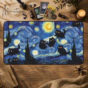 Puede incluir: Una alfombrilla de escritorio rectangular con un patrón de cielo nocturno azul oscuro y arremolinado inspirado en Van Gogh, poblado por varios gatos negros con grandes ojos amarillos, estrellas amarillas brillantes y una luna creciente.