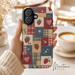 Puede incluir: Una funda para smartphone con un diseño de patchwork de varios cuadrados de tela en tonos rojo, azul, amarillo y crema. El patrón incluye ilustraciones de fresas, pequeñas flores blancas y corazones a cuadros en toda la cuadrícula.