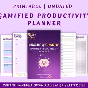 Op de afbeelding: Een afdrukbare, ongedateerde, gegamificeerde productiviteitsplanner met een paarse omslag en een lachende hersenenafbeelding. De planner bevat wekelijkse, dagelijkse en voortgangspagina's. Tekst bevat "Cosmic & Chaotic".
