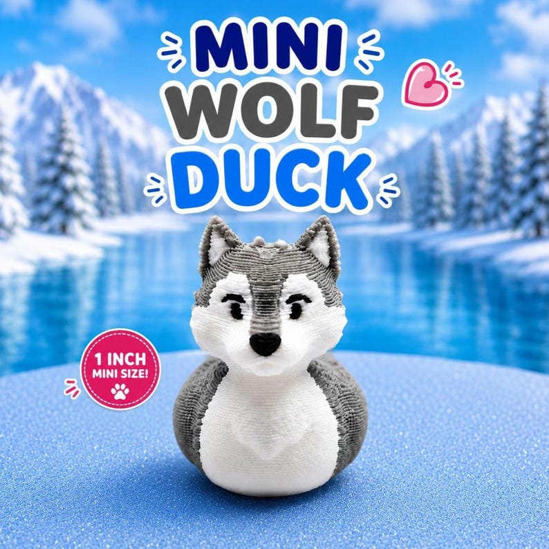 Puede incluir: Una peque&ntilde;a figura de pato de goma con forma de lobo, de color gris y blanco, con una superficie texturizada. La figura presenta una nariz negra y orejas puntiagudas. Una insignia rosa muestra el texto 1 INCH MINI SIZE! con una huella.