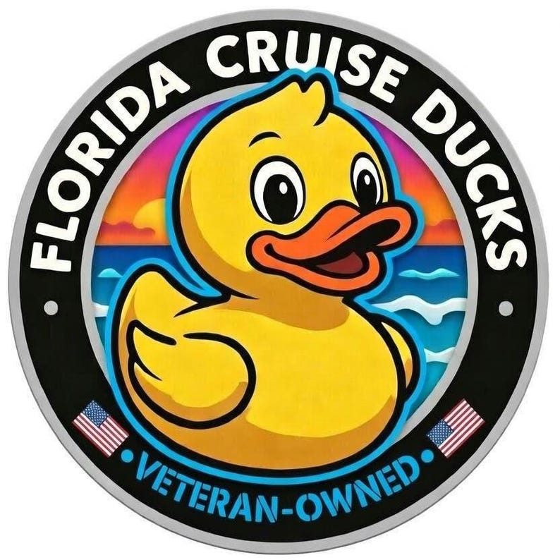 Puede incluir: Una pegatina circular con un pato de goma amarillo con pico naranja centrado sobre un fondo de playa al atardecer. El borde negro muestra el texto blanco FLORIDA CRUISE DUCKS y VETERAN-OWNED, junto con dos peque&ntilde;os iconos de banderas estadounidenses.