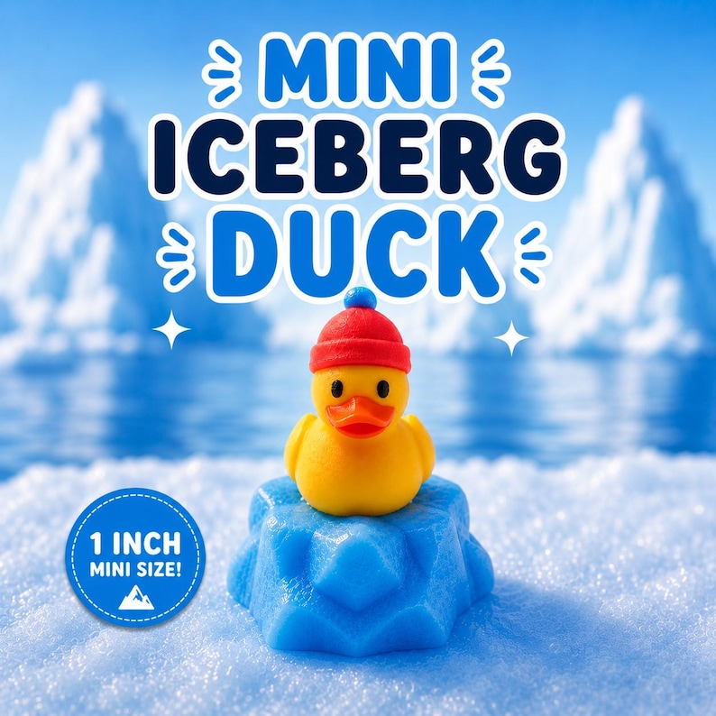 Puede incluir: Un pato de goma amarillo con un gorro rojo y un pomp&oacute;n azul, posado sobre una base de iceberg geom&eacute;trica azul. El texto MINI ICEBERG DUCK aparece arriba, y una insignia circular indica 1 INCH MINI SIZE con un icono de monta&ntilde;a.