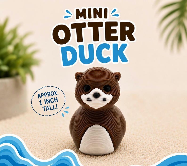 Puede incluir: Una peque&ntilde;a figura con forma de nutria marr&oacute;n y blanca con ojos negros y hocico blanco. El texto superior dice MINI OTTER DUCK, y un gr&aacute;fico circular a la izquierda indica APPROX. 1 INCH TALL. La figura tiene una superficie texturizada.