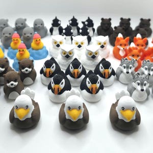 Paquete de mini patos para cruceros por Alaska / Mini patos de 2,5 cm / 10 diseños únicos / Patos para cruceros a granel / Pato Iceberg que brilla en la oscuridad / Patos con forma de animales de Alaska imagen 2