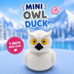 Puede incluir: Una figura de pato con forma de b&uacute;ho blanco, ojos amarillos y pico negro. El texto MINI OWL DUCK aparece arriba con un icono de coraz&oacute;n rosa. Una insignia circular a la izquierda indica 1 INCH MINI SIZE! con un peque&ntilde;o coraz&oacute;n blanco.