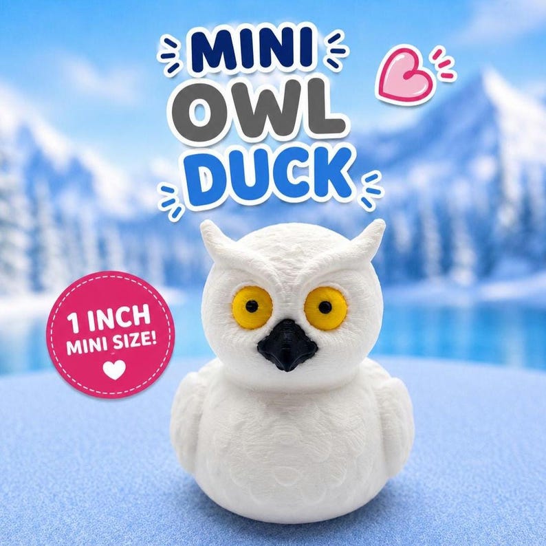 Puede incluir: Una figura de pato con forma de b&uacute;ho blanco, ojos amarillos y pico negro. El texto MINI OWL DUCK aparece arriba con un icono de coraz&oacute;n rosa. Una insignia circular a la izquierda indica 1 INCH MINI SIZE! con un peque&ntilde;o coraz&oacute;n blanco.
