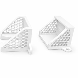 Könnte beinhalten: Zwei weiße, 3D-gedruckte Eckhalterungen mit einem ausgeprägten hexagonalen Wabenmuster an den Seitenwänden. Jede Halterung besteht aus einer flachen Basis, einer vertikalen Rückwand und einer kleinen runden Befestigungslasche am Boden.