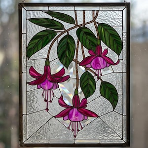 Op de afbeelding: Gebrandschilderd glaspaneel met fuchsia bloemen met dieproze bloemblaadjes en groene bladeren. De bloemen hangen aan bruine takken tegen een getextureerde, heldere achtergrond. Het paneel is omlijst door een donkerbruine rand. De tekst "ParkSteadly Designs" is zichtbaar.