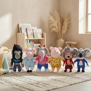 Puede incluir: Colección de seis peluches de personajes de la película "Sing". Los juguetes incluyen un gorila, dos cerdos, un elefante, un león y un koala, cada uno con trajes coloridos. Están colocados sobre una alfombra estampada.