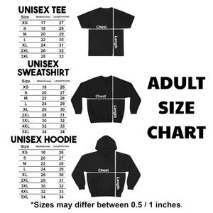 Puede incluir: Una tabla de tallas para adultos para camisetas, sudaderas y sudaderas con capucha unisex. La tabla incluye medidas de pecho y largo en pulgadas, con tallas que van de XS a 5XL. La imagen tambi&eacute;n muestra camisetas, sudaderas y una sudadera con capucha negras.