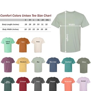 Puede incluir: Un gr&aacute;fico que muestra las tallas y los colores de las camisetas unisex Comfort Colors. El gr&aacute;fico incluye medidas de largo y ancho del cuerpo en pulgadas. Se muestran varios colores de camisetas, incluyendo Island Reef, Yam, Ivory, Berry, Mostaza y otros.
