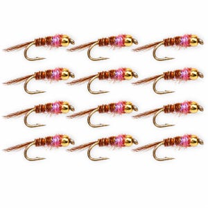 Puede incluir: Un conjunto de doce moscas de pesca dispuestas en cuatro filas de tres. Cada mosca presenta una cabeza de cuenta metálica dorada, un cuerpo marrón segmentado envuelto con hilo fino, un toque de fibra rosa iridiscente y fibras de cola largas.