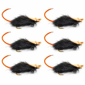 Puede incluir: Seis señuelos de pesca idénticos con forma de ratón, cada uno con un cuerpo negro peludo, orejas de color canela, una larga cola naranja y un anzuelo de metal dorado que sobresale por debajo. Los señuelos están dispuestos en dos columnas de tres.