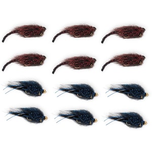 Puede incluir: Una colección de doce moscas de pesca. Seis son de color granate oscuro con colas negras, y seis son de color azul oscuro con cabezas de cuentas doradas e hilo azul. Las moscas están dispuestas en tres filas de cuatro.