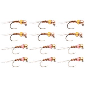 Puede incluir: Una colección de doce moscas de pesca. Cada mosca presenta un anzuelo curvo, un cuerpo marrón y una cabeza de cuentas. Algunas moscas tienen cuentas amarillas, otras rosas.