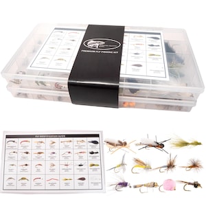Könnte beinhalten: Eine durchsichtige Kunststoff-Aufbewahrungsbox mit verschiedenen Angelködern, gesichert durch ein schwarzes Band mit der Aufschrift Premium Fly Fishing Kit. Enthält eine Identifikationskarte und diverse gefiederte Angelköder.