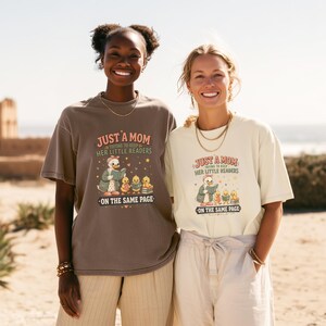 Koszulka dla małych czytelników Just a Mom, koszulka z motywem kaczuszki i książkowej mamy na Dzień Matki