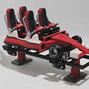 Pode incluir: Um modelo em miniatura de um carro de montanha-russa vermelho e branco com quatro assentos pretos. O modelo tem rodas pretas e é suportado por pilares vermelhos. O design inclui uma asa dianteira e uma pista preta.