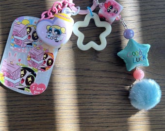 Charm acrílico para bolso de Las Chicas Superpoderosas con pompón y detalle de estrella