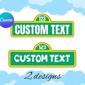 Puede incluir: Dos señales de calle rectangulares con fondos verdes, bordes amarillos y una sección superior semicircular que contiene el número 123. El cuerpo principal de cada señal presenta el texto blanco CUSTOM TEXT en dos estilos de fuente.