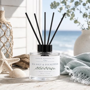 Puede incluir: Un difusor de varillas de vidrio transparente con una etiqueta blanca que dice Harbor Morning Co. Coastal Wellness Collection Sea Salt & Eucalyptus Reed Diffuser 100 ml / 3,4 fl oz. Incluye cinco varillas negras y una tapa negra.