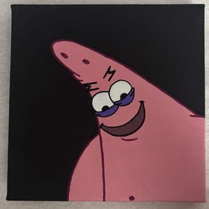 Op de afbeelding: Een vierkant canvas schilderij met een roze zeester-personage met grote witte ogen, paarse oogleden en een brede glimlachende mond. Het personage staat tegen een effen zwarte achtergrond, met donkere omlijningen die de vorm van de zeester bepalen.