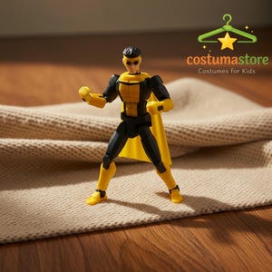Puede incluir: Figura de acción de superhéroe amarilla y negra con capa amarilla, en pose dinámica. La figura está sobre una superficie beige. El logotipo "costumastore, Costumes for Kids" está en la esquina superior derecha. Diseñado para niños.