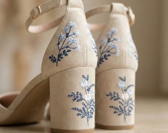 Sapatos de noiva bordados à mão, salto bloco floral azul, bico fino e tira no tornozelo, confortáveis.