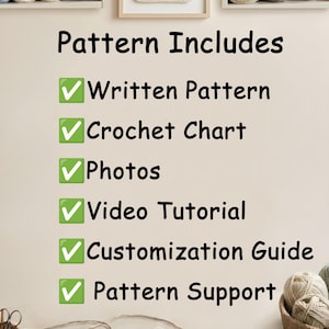 Pu&ograve; includere: Una guida per un modello all'uncinetto con il testo Pattern Includes seguito da un elenco di controllo di Written Pattern, Crochet Chart, Photos, Video Tutorial, Customization Guide e Pattern Support, con gomitoli e un uncinetto.