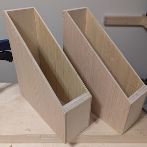 Peut inclure: Panneau en bois rustique avec l'inscription "Welcome to our home" en lettres blanches. Le panneau présente une finition vieillie et un design simple et accueillant, idéal pour la décoration de la porte d'entrée.