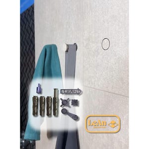 Può includere: Un asciugamano turchese è appeso accanto a un portasciugamani grigio e vari accessori idraulici. Gli accessori includono punte da trapano, una piccola chiave inglese e un pezzo con la scritta "LEAN". Un logo con le parole "LeAn" si trova nell'angolo in basso a destra.