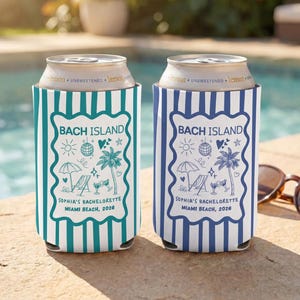 Op de afbeelding: Twee cilindrische drankblikkoelers met verticale strepen in blauwgroen en blauw. Elk exemplaar heeft een wit geschulpt kader met de tekst BACH ISLAND, SOPHIA'S BACHELORETTE, MIAMI BEACH, 2026, en iconen van een palmboom, discobal, zon en strandstoel.