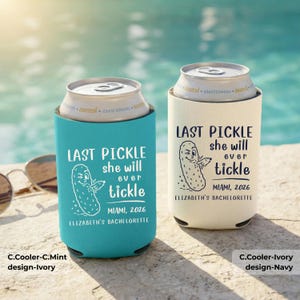 Op de afbeelding: Twee blikjeskoelers, één in mintgroen en één in crème, elk met een blikje. De mintgroene koeler heeft de tekst "LAST PICKLE she will ever tickle MIAMI, 2026 ELIZABETH'S BACHELORETTE". De crèmekleurige koeler heeft dezelfde tekst.