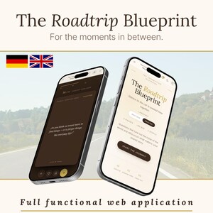 Könnte beinhalten: Zwei Smartphones mit der App "The Roadtrip Blueprint". Die App zeigt Texte auf Englisch und Deutsch, mit Fokus auf gemeinsame Geschichten und Reisen. Der Text "Full functional web application" ist ebenfalls enthalten.